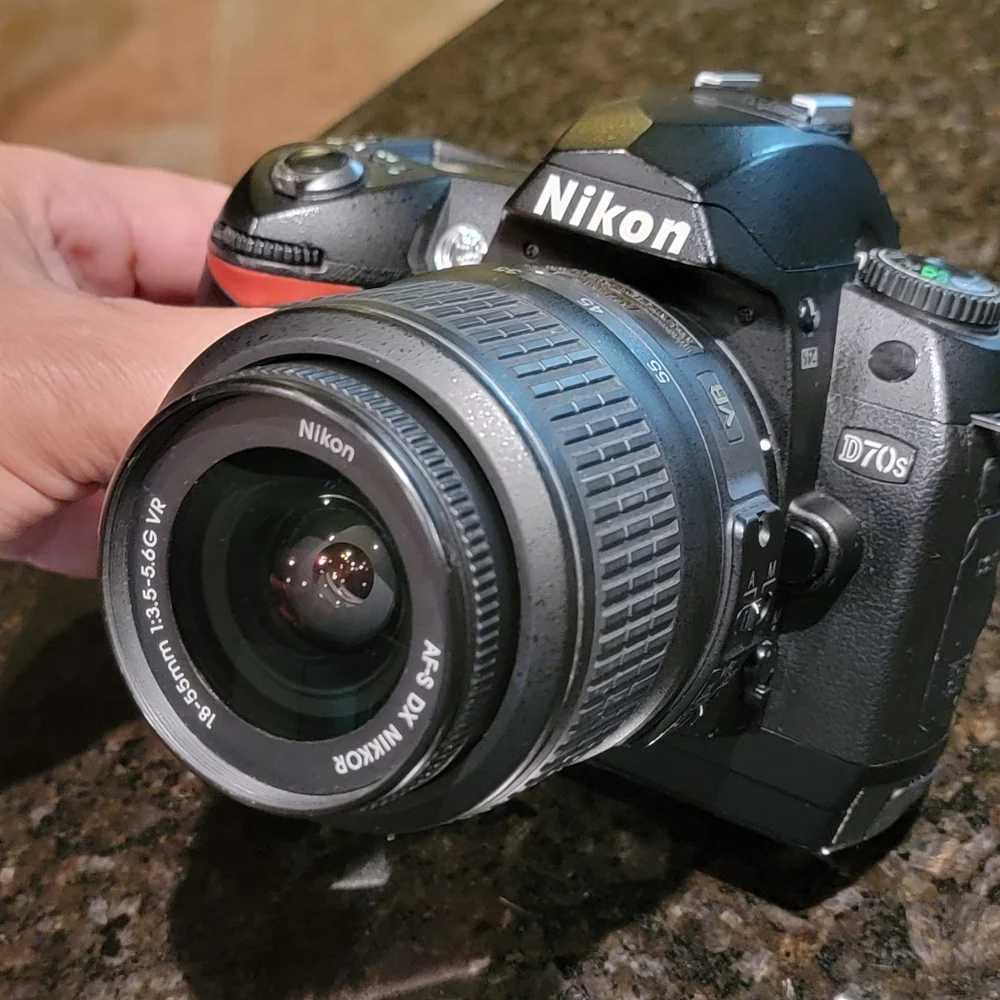 NIKON D70S NIKKOR 15-55mm DSLR Camera